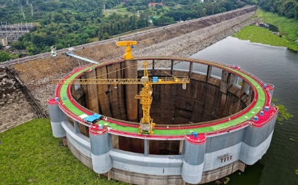 公路施工中如何应对复杂地形，确保施工安全(图1)